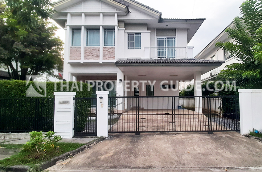 House with Shared Pool in Bangnatrad